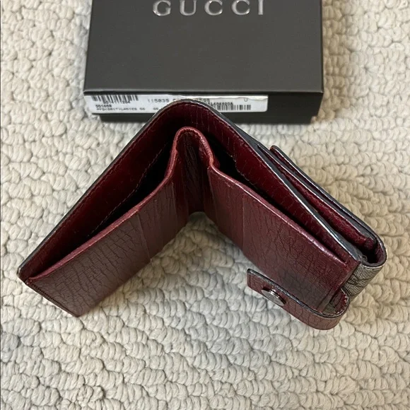 Gucci Women’s GG Beige and Burgundy Wallet - Picture 3 of 11